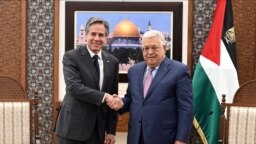 Presiden Palestina Mahmud Abbas (kanan) menerima Menteri Luar Negeri AS Antony Blinken di Ramallah, 27 Maret 2022. (Foto: AFP)