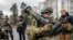 Службовець Територіальної оборони України з легкою протитанковою ракетою західного виробництва