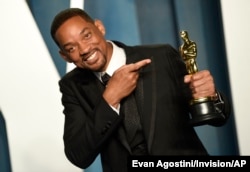 Aktor Will Smith di acara pesta Oscar Vanity Fair di Beverly Hills, California usai menerima piala Academy Awards untuk kategori aktor terbaik (Evan Agostini/Invision/AP)