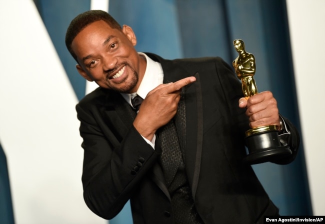 Aktor Will Smith di acara pesta Oscar Vanity Fair di Beverly Hills, California usai menerima piala Academy Awards untuk kategori aktor terbaik (Evan Agostini/Invision/AP)