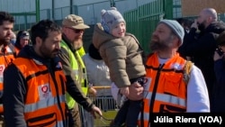 Miles de voluntarios de alrededor del mundo se han desplazado hasta la frontera entre Polonia y Ucrania para asistir a los refugiados. [Foto: Julia Riera, VOA.]