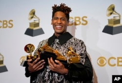 Jon Batiste astatine  the 64th Annual Grammy Awards astatine  the MGM Grand Garden Arena connected  April 3, 2022, successful  Las Vegas.