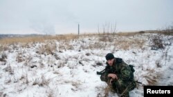 Un separatista prorruso del batallón checheno "Muerte" es visto en la autoproclamada República Popular de Donetsk, en el este de Ucrania, el 8 de diciembre de 2014. 