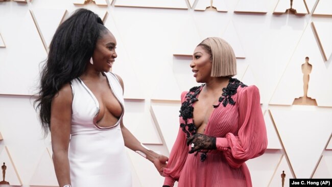 Venus Williams, left, and Serena Williams arrive at the Oscars on Sunday, March 27, 2022, at the Dolby Theatre in Los Angeles.