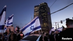 اعتراض اسرائیلی‌ها به موج جدیدی از حملات مرگبار فلسطینیان در یک میدان اصلی در تل‌آویو، ٣٠ مارس ٢٠٢٢