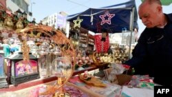 Seorang pedagang menjual ornamen-ornamen Idul Fitri di pasar Shorja di Baghdad, Irak (foto: dok).