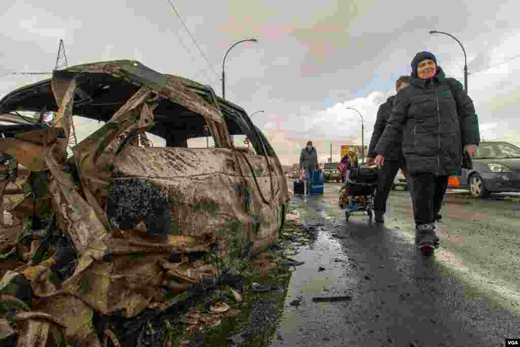 Constant shelling left cars destroyed on the bombed bridge that used to link Kyiv to Irpin, in Ukraine, March 8, 2022. (Yan Boechat/VOA) 