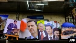 Penjaja di Damaskus Suriah menjual souvenir dengan gambar Presiden Suriah Bashar al-Assad, Presiden Rusia Vladimir Putin dan pemimpin Hizbullah Hassan Nasrallah (foto: dok).