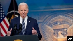 El presidente Joe Biden habla sobre los planes de su administración para combatir el aumento de los precios de la gasolina en el South Court Auditorium en el campus de la Casa Blanca, el 31 de marzo de 2022, en Washington DC.