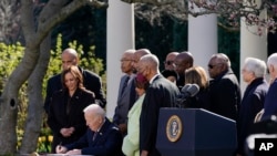 조 바이든(앉은 이) 미국 대통령이 29일 백악관 로즈가든에서 '에밋 틸 반린치' 법안에 서명하고 있다. 