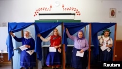 უნგრელი ქალები საარჩევნო უბანზე ტრადიციულ კოსტიუმებში. 3 აპრილი, 2022 წ. 
