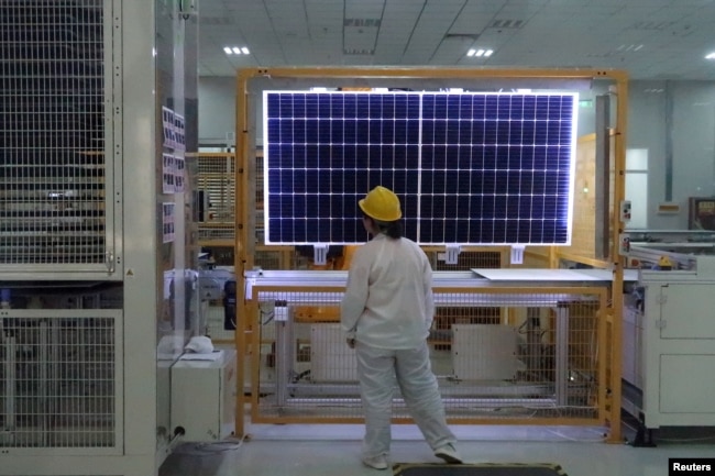 ARCHIVO-Un trabajador realiza un control de calidad de un producto de módulo solar en una fábrica de un fabricante de equipos solares de silicio monocristalino, en Xian, provincia de Shaanxi, China, el 10 de diciembre de 2019.