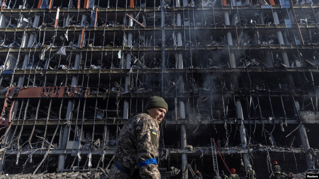 乌克兰首都基辅的一家商场被俄军炮火炸成废墟。（2022年3月21日）(photo:VOA)