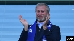 Pemilik Chelsea asal Rusia Roman Abramovich bertepuk tangan, saat para pemain merayakan kemenangan gelar liga mereka di akhir pertandingan sepak bola Liga Premier antara Chelsea dan Sunderland. (Foto: AFP)