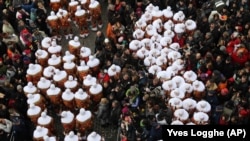 'Gilles of Binche' berbaris di balai kota selama parade karnaval, di Binche, Belgia, Selasa, 21 Februari 2012, sebagai ilustrasi. (Foto: AP/Yves Logghe)