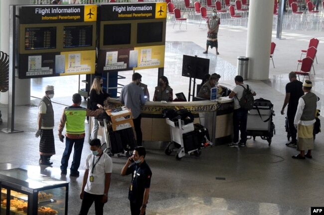 Ilustrasi - Suasana di terminal kedatangan internasional Bandara Internasional Ngurah Rai, Tuban dekat Denpasar, Bali, 16 Februari 2022. (SONNY TUMBELAKA / AFP)