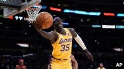 Wenyen Gabriel des Los Angeles Lakers attrape le ballon lors d'un match de NBA contre les Raptors de Toronto, Los Angeles, le 14 mars 2022.