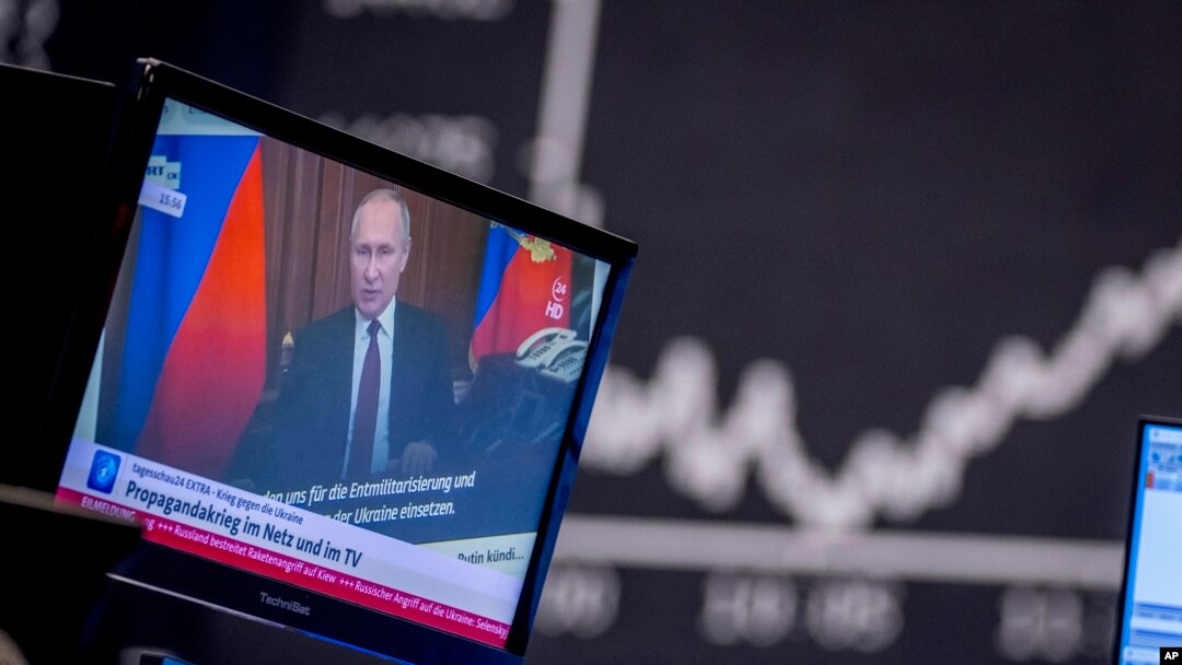En la imagen de archivo el presidente de Rusia, Vladimir Putin, aparece en una pantalla de televisión en la bolsa de valores de Fráncfort, Alemania, el viernes 25 de febrero de 2022. 