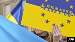 一名抗议者在法国东部的斯特拉斯堡手举“乌克兰在欧盟里”的标语牌支持乌克兰。（2022年3月12日）