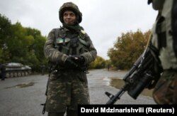 Prajurit Ukraina Nadie, 36, berdiri di kamp militer di Desa Luhanske, Ukraina timur 24 September 2014. (Foto: Reuters)