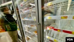 香港特首3月9日上午首次率領高官舉行疫情記者會，當日下午市民搶購潮仍然持續，多間超級市場的冷凍食物被搶購一空。(美國之音 湯惠芸)