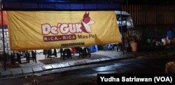 Warung makan di Solo yang secara terang-terangan menjual dan menyediakan daging anjing. (VOA/Yudha Satriawan)