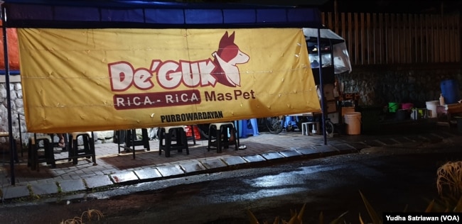 Warung makan di Solo yang secara terang-terangan menjual dan menyediakan daging anjing. (VOA/Yudha Satriawan)