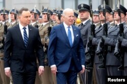 Rais wa Marekani Joe Biden akiwa na mwenyeji wake Rais wa Poland Andrzej Duda akikagua gwaride la heshima kabla ya kuanza mkutano wao nje ya Kasri ya Rais, Warsaw, Poland Machi 26, 2022.Slawomir Kaminski /Agencja Wyborcza.pl via REUTERS