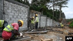 "En six ans, l'explosion démographique suivie d'un boom des constructions anarchiques ont grignoté le parc du Banco", affirme l'écologiste ivoirien, Tom Thalmas Lasme.