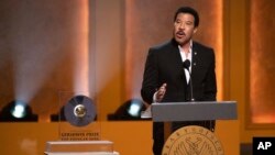 Lionel Richie memberikan sambutan seusai menerima Penghargaan Gershwin untuk Lagu Populer dalam Konser Penghormatan bagi penerima Penghargaan Gershwin 2022 di DAR Constitution Hall, Washington, Rabu, 9 Maret 2022 . (AP/Kevin Wolf)