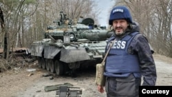 Ukrainian journalist Andriy Tsaplienko covers clashes between Ukrainian and Russian forces about 93 miles (150 kilometers) northwest of the capital Kyiv, March 23, 2022. (Courtesy photo)
