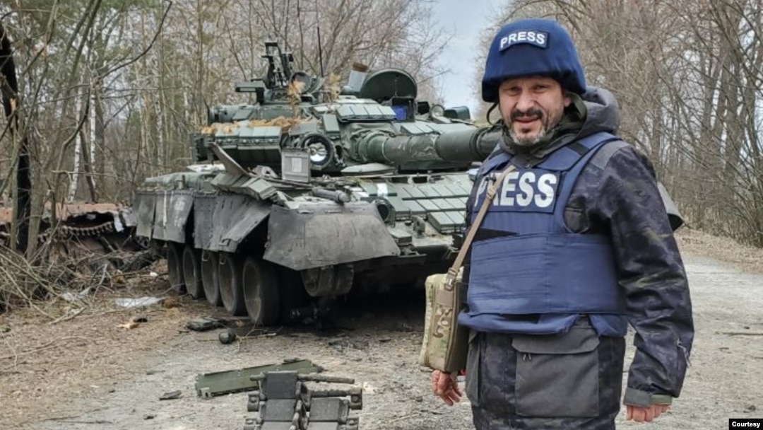 Ukrainian journalist Andriy Tsaplienko covers clashes between Ukrainian and Russian forces some 150 kilometers northwest of the capital Kyiv, March 23, 2022. (Courtesy photo)
