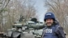 El periodista ucraniano Andriy Tsaplienko cubre los enfrentamientos entre las fuerzas ucranianas y rusas a unos 150 kilómetros (93 millas) al noroeste de la capital, Kiev, el 23 de marzo de 2022. [Foto cortesía]
