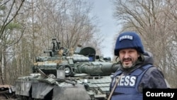 El periodista ucraniano Andriy Tsaplienko cubre los enfrentamientos entre las fuerzas ucranianas y rusas a unos 150 kilómetros (93 millas) al noroeste de la capital, Kiev, el 23 de marzo de 2022. [Foto cortesía]
