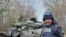El periodista ucraniano Andriy Tsaplienko cubre los enfrentamientos entre las fuerzas ucranianas y rusas a unos 150 kilómetros (93 millas) al noroeste de la capital, Kiev, el 23 de marzo de 2022. [Foto cortesía]

