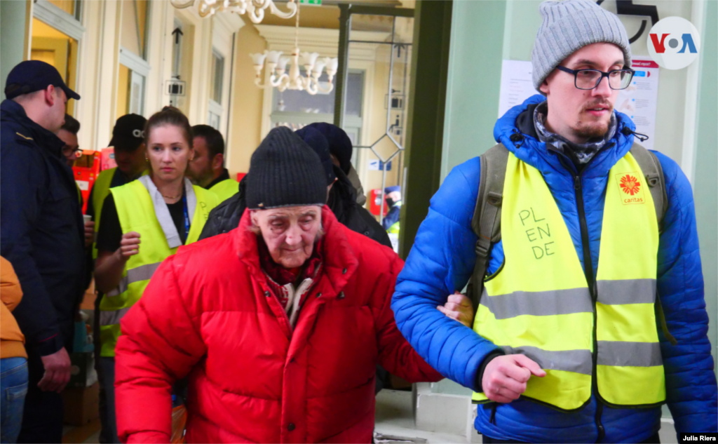 Los voluntarios ofrecen información sobre los pasos a seguir a los recién llegados, ya que para algunos sólo es un paso más en la travesía que empezó días atrás.