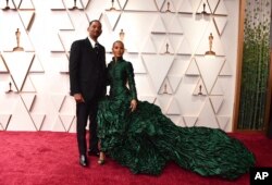 Aktor Will Smith dan Jada Pinkett Smith di acara red carpet Oscar, di Los Angeles, 27 Maret 2022 (dok: Jordan Strauss/Invision/AP)