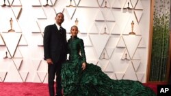 Will Smith, à gauche, et Jada Pinkett Smith arrivent aux Oscars, au Dolby Theatre de Los Angeles, le 27 mars 2022. 