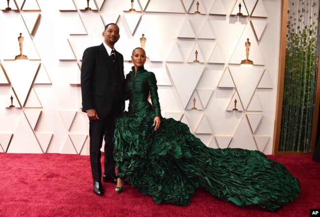 Aktor Will Smith dan Jada Pinkett Smith di acara red carpet Oscar, di Los Angeles, 27 Maret 2022 (dok: Jordan Strauss/Invision/AP)