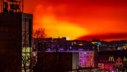 Khói lửa của bom đạn chiếu sáng bầu trời đêm phía đông Kharkiv hôm 30/3 hôm 2022