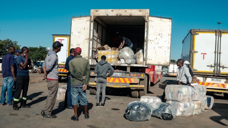 Au Zimbabwe, le business des passeurs de farine