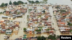 Rumah-rumah yang terendam banjir di Babahoyo 23 Februari 2008. Hujan deras menyebabkan banjir di Ekuador. (Foto: Reuters)