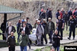 Spasioci nose telo rudara poginulog u nesreći u rudniku Soko, pored Sokobanje, nedaleko od Aleksinca, južna Srbija, 1. aprila 2022.