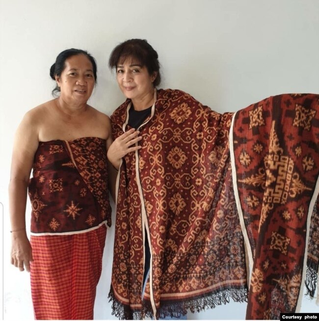 Myra Widiono (kanan) bersama Maestro tenun Gringsing, I Made Sutari (foto: courtesy).