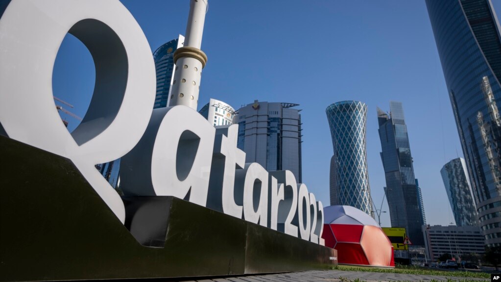 卡塔尔世界杯宣传牌矗立在多哈会展中心旁。（2022年3月31日）(photo:VOA)