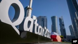 卡塔尔世界杯宣传牌矗立在多哈会展中心旁。（2022年3月31日）