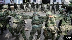 台湾士兵在高雄一处军事基地进行军事表演。（资料照 2021年1月6日）