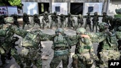 台湾士兵在高雄的一个军事基地进行军事表演。（2021年1月6日）