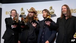 JT Cure, de izquierda a derecha, Chris Stapleton, Dave Cobb y Derek Mixon, ganadores del premio a la mejor canción country por "Cold", posan en la sala de prensa de la 64.ª Entrega Anual de los Premios Grammy en el MGM Grand Garden Arena el domingo 3 de abril. , 2022, en Las Vegas. (Foto AP