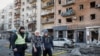 ARCHIVO. Voluntarios auxilian a ucranianos heridos durante un ataque ruso a Kiev, capital de Ucrania.